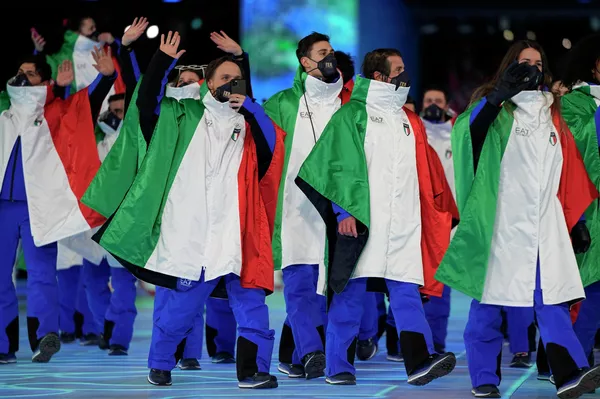 Спортсмены сборной Италии во время парада атлетов на церемонии открытия Зимних Олимпийских игр 2022 в Пекине. - Sputnik Азербайджан
