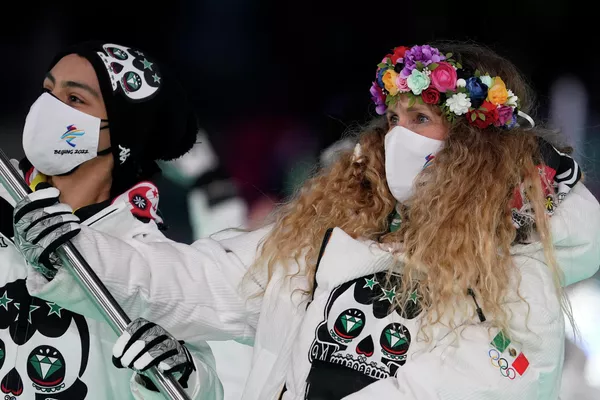 Донован Каррильо и Сара Шлепер из Мексики свой национальный флаг во время парада атлетов на церемонии открытия Зимних Олимпийских игр 2022 года в Пекине. - Sputnik Азербайджан