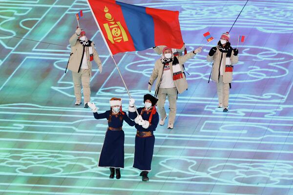Делегация Монголии во время парада атлетов на церемонии открытия Зимних Олимпийских игр 2022 года в Пекине. - Sputnik Азербайджан