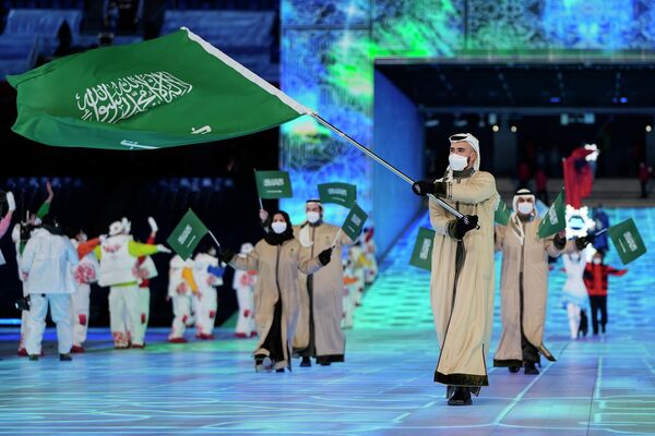 Файик Абди из Саудовской Аравии несет свой национальный флаг во время церемонии открытия Зимних Олимпийских игр 2022 года в Пекине. - Sputnik Азербайджан