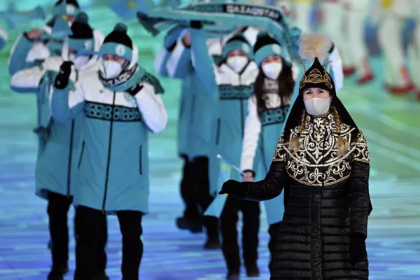 Делегация Казахстана во время парада атлетов на церемонии открытия Зимних Олимпийских игр 2022 года в Пекине. - Sputnik Азербайджан