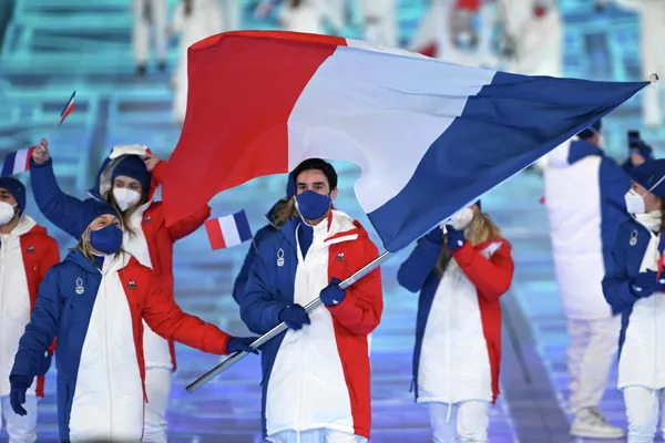 Делегация Франции во время парада атлетов на церемонии открытия Зимних Олимпийских игр 2022 года в Пекине. - Sputnik Азербайджан