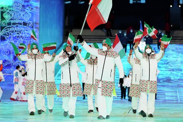 Делегация Ирана во время парада атлетов на церемонии открытия Зимних Олимпийских игр 2022 года в Пекине. - Sputnik Азербайджан