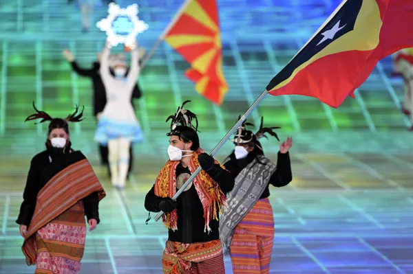 Знаменосец Восточного Тимора Йохан Гонсалвес Гутт во время парада атлетов на церемонии открытия Зимних Олимпийских игр 2022 года в Пекине. - Sputnik Азербайджан
