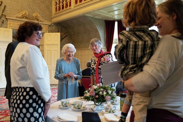 Елизавета II беседует с представителями местной общественной группы «Маленькие первооткрыватели» во время своего Платинового юбилея в бальном зале Сандрингемского дома, резиденции королевы в Норфолке, 5 февраля 2022 года. - Sputnik Азербайджан