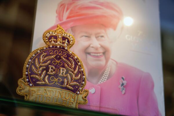 Сувениры выставленные на витрине магазина в честь 70-летия восшествия на престол британской королевы Елизаветы II, Лондон, 6 февраля 2022 года. - Sputnik Азербайджан