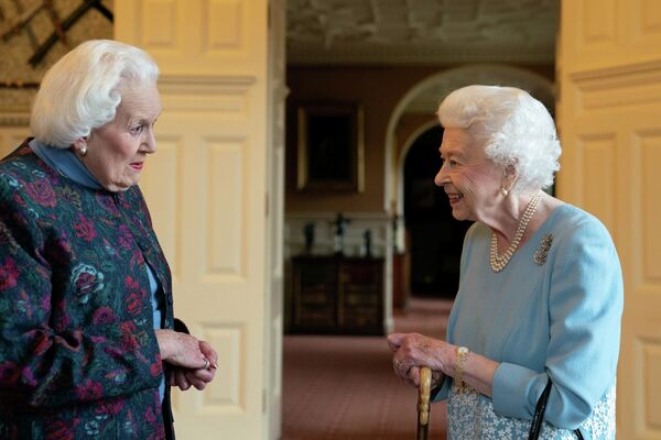 Британская королева беседует Елизавета II с Анжелой Вуд во время своего Платинового юбилея в бальном зале Сандрингемского дома, резиденции королевы в Норфолке, 5 февраля 2022 года. - Sputnik Азербайджан