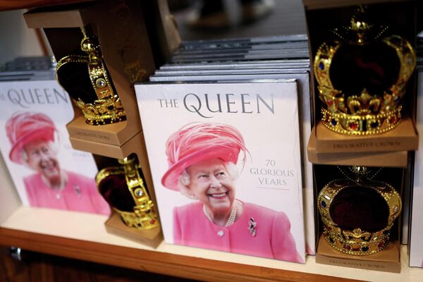 Памятные вещи на витрине магазина в честь 70-летия восшествия на престол британской королевы, Лондон, 5 февраля 2022 года. - Sputnik Азербайджан