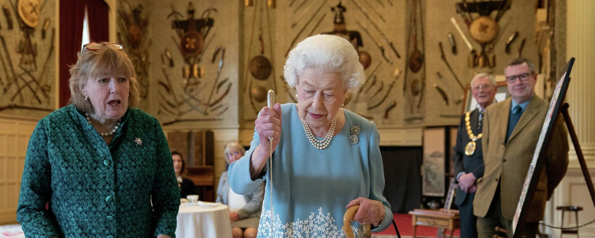 Королева Великобритании Елизавета II разрезает торт в честь начала своего Платинового юбилея во время приема в бальном зале Сандрингемского дома, резиденции королевы в Норфолке, 5 февраля 2022 года. - Sputnik Азербайджан, 1920, 07.02.2022