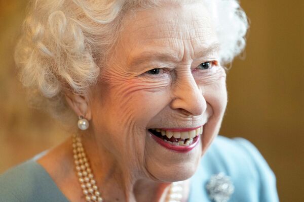 Королева Великобритании Елизавета II во время приема в бальном зале Сандрингемского дома в честь своего Платинового юбилея, 5 февраля 2022 года. - Sputnik Азербайджан