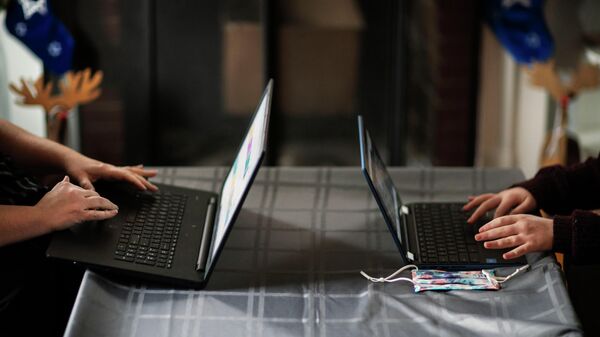 Женщины работают за ноутбуком, фото из архива - Sputnik Азербайджан