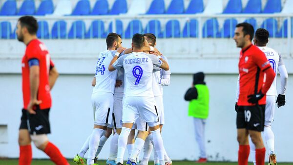 Футболисты ФК Сабах празднуют забитый в ворота команды Габала гол - Sputnik Азербайджан