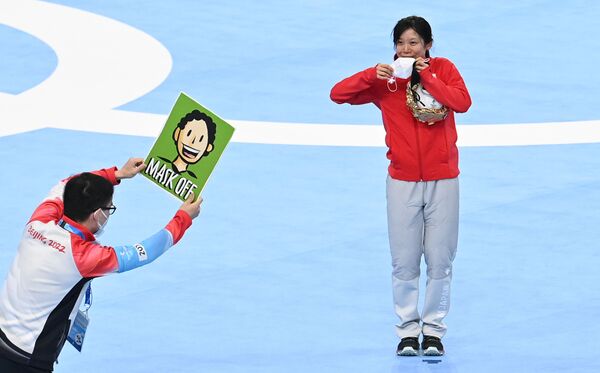 Михо Такаги (Япония), завоевавшая серебряную медаль в забеге на дистанцию 1500 метров среди женщин в соревнованиях по конькобежному спорту на XXIV зимних Олимпийских играх в Пекине, на церемонии награждения. - Sputnik Азербайджан