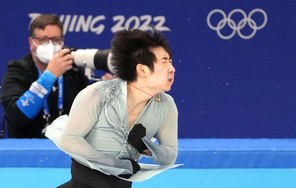 Китайский спортсмен Цзинь Боян выступает на командных соревнованиях по фигурному катанию на зимних Олимпийских играх в Пекине. - Sputnik Азербайджан