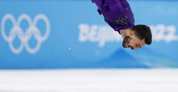 Французский фигурист Кевин Эймос во время выступления на зимних Олимпийских играх в Пекине. - Sputnik Азербайджан