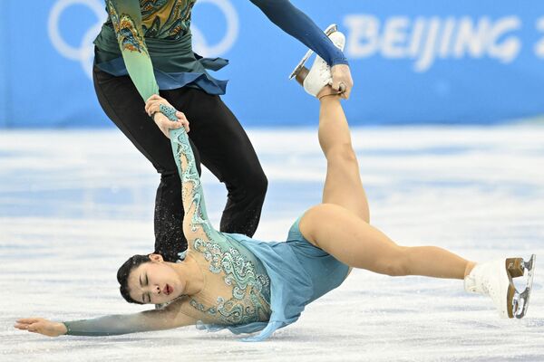 Китайские фигуристы Ван Шиюэ и Лю Синьюй во время выступления на зимних Олимпийских играх в Пекине. - Sputnik Азербайджан