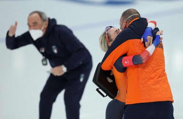 Ирен Схоутен из Нидерландов после победы в гонке на Олимпийских играх 2022 года в Пекине. - Sputnik Азербайджан