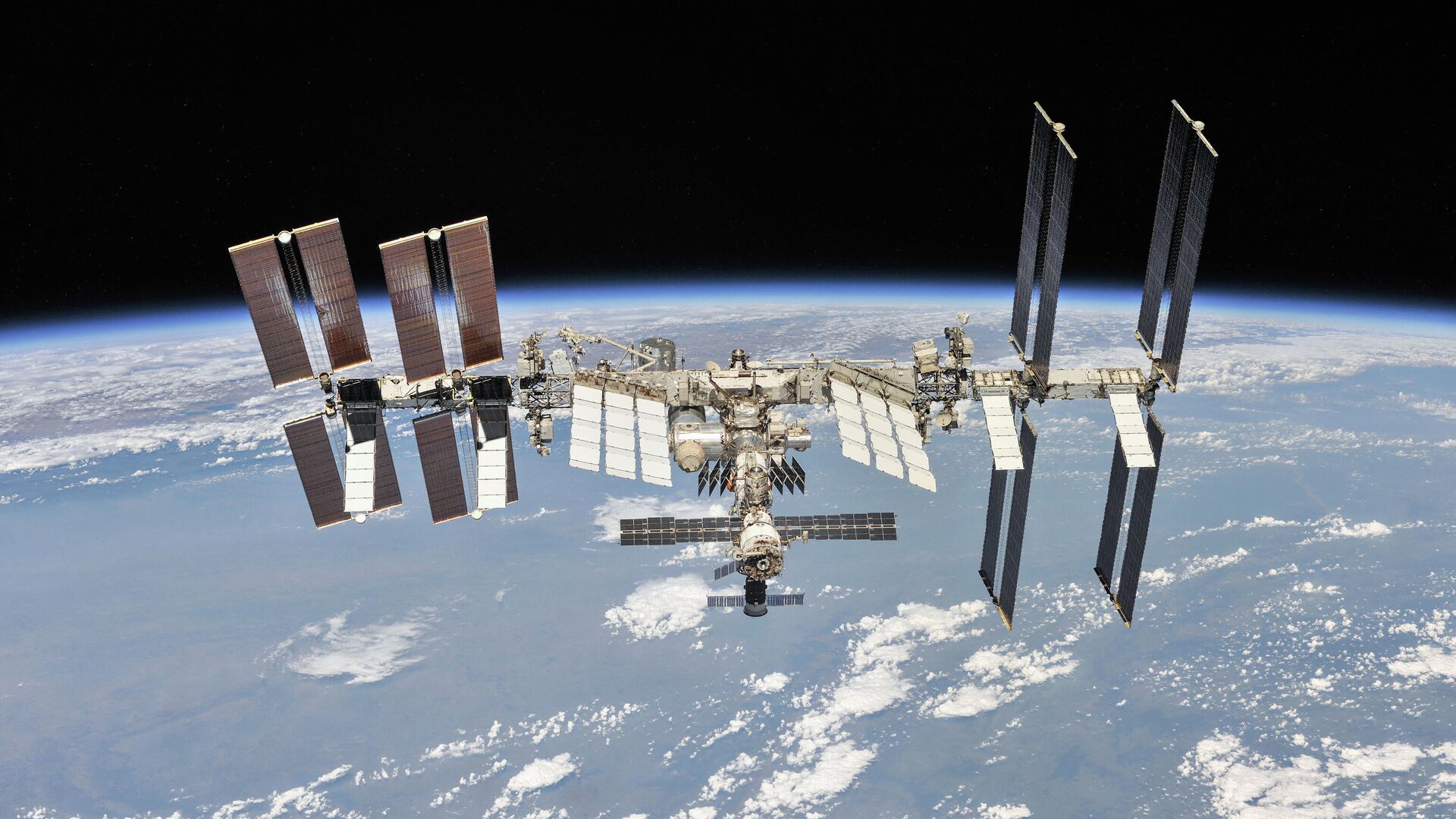 Международная космическая станция, сфотографированная членами экипажа 56-й экспедиции с космического корабля «Союз», 4 октября 2018 года - Sputnik Азербайджан, 1920, 31.12.2022