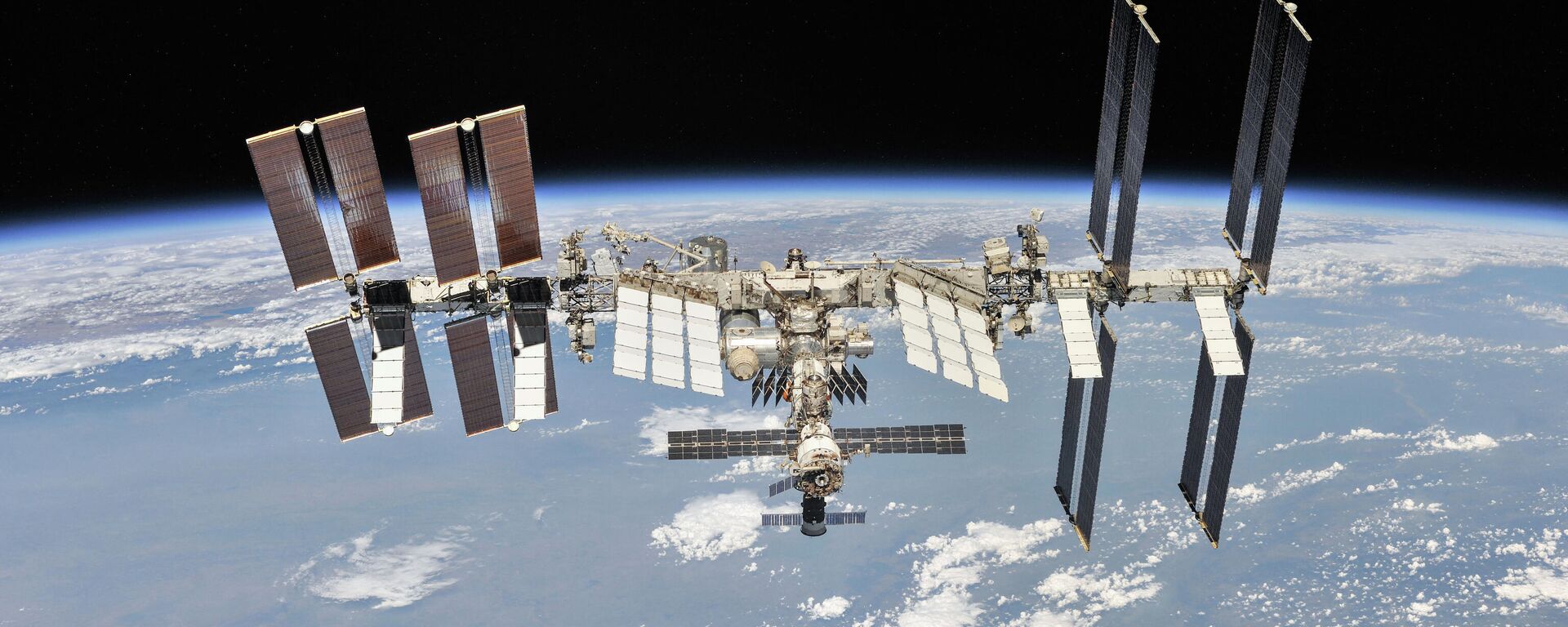 Международная космическая станция, сфотографированная членами экипажа 56-й экспедиции с космического корабля «Союз», 4 октября 2018 года - Sputnik Азербайджан, 1920, 09.09.2023