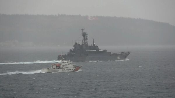 Отряд десантных кораблей ВМФ России проследовал через Босфор в Черное море - Sputnik Азербайджан
