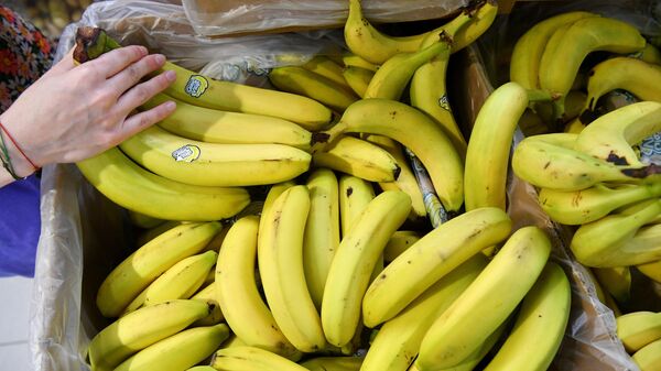 Продажа бананов в продуктовом магазине, фото из архива - Sputnik Азербайджан