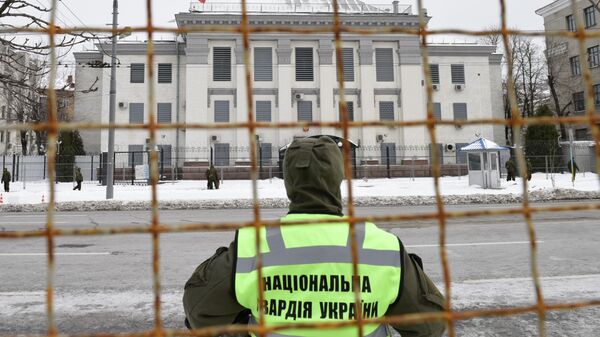 Сотрудники МВД Украины блокируют здание посольства РФ в Киеве, фото из архива - Sputnik Азербайджан