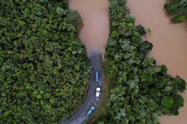 Скопление автомобилей перед затопленной в результате наводнения дорогой в Мадагаскаре - Sputnik Азербайджан