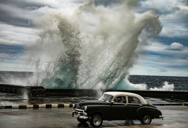 Старый американский автомобиль на фоне гигантских волн в Гаване, Куба - Sputnik Азербайджан