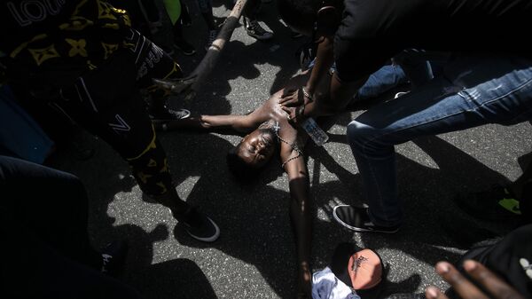 Etirazçı Braziliyanın Rio de Janeyro şəhərində öldürülən konqolu mühacirin zorakılıqla öldürülməsi səhnəsini canlandırır, arxiv şəkli - Sputnik Azərbaycan