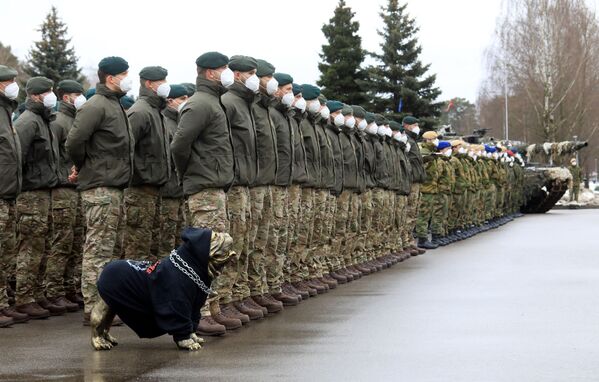 Марионетка-бульдог рядом с британскими солдатами во время церемонии боевой группы НАТО в Рукле, Литва - Sputnik Азербайджан