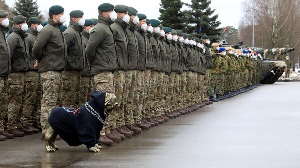 Марионетка-бульдог рядом с британскими солдатами во время церемонии боевой группы НАТО в Рукле, Литва - Sputnik Азербайджан