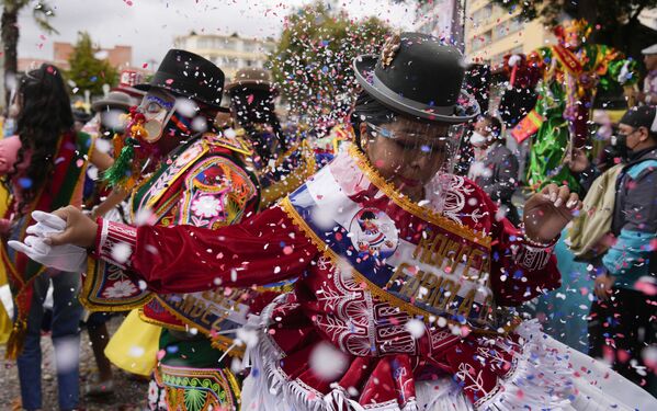 Женщина в защитной маске для во время открытия карнавала в Ла-Пасе, Боливия - Sputnik Азербайджан