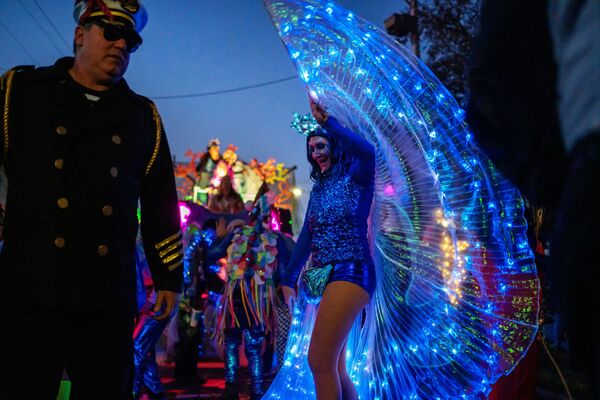 Участники научно-фантастического парада-карнавала Intergalactic Krewe of Chewbacchus в Новом Орлеане, США - Sputnik Азербайджан