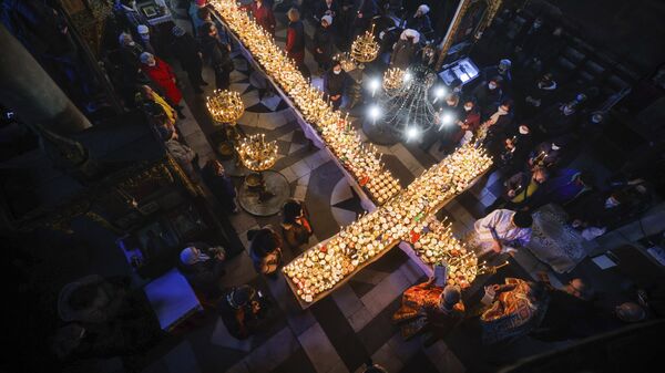Сотни кувшинов с медом и зажженными свечами в форме креста во время мессы «освящения меда»  - Sputnik Азербайджан