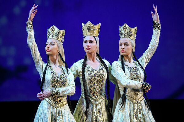 И это неудивительно, ведь руководители и танцоры знаменитого коллектива всю свою жизнь посвятили служению искусству. - Sputnik Азербайджан