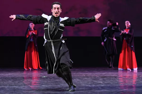 Одним словом, зрители стали свидетелями эксклюзивных грузинских танцев с кинжалами и саблями, хореографических номеров в красочных костюмах. - Sputnik Азербайджан