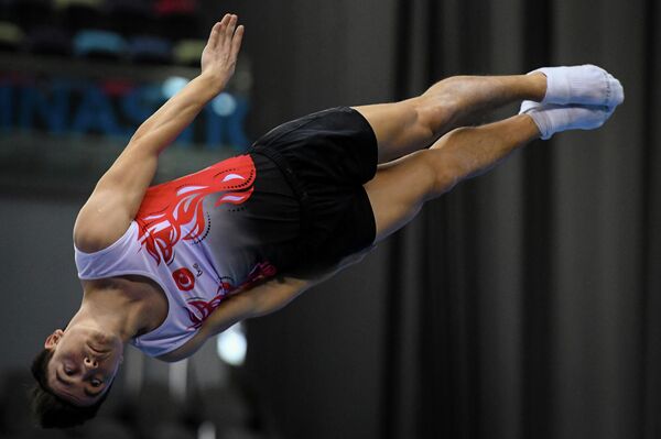 Турецкий гимнаст во время выступления на Кубке мира по прыжкам на батуте в Баку. - Sputnik Азербайджан