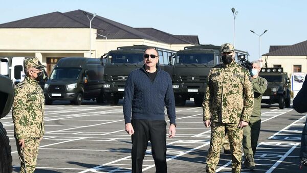 Президент Азербайджана Ильхам Алиев во время визите в Агджебеди - Sputnik Азербайджан
