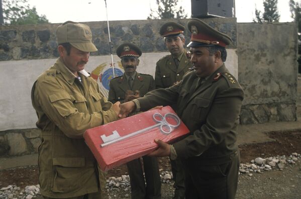 Советские военные передают афганским товарищам символический ключ от Н-ской части ограниченного контингента советских войск в Афганистане. - Sputnik Азербайджан
