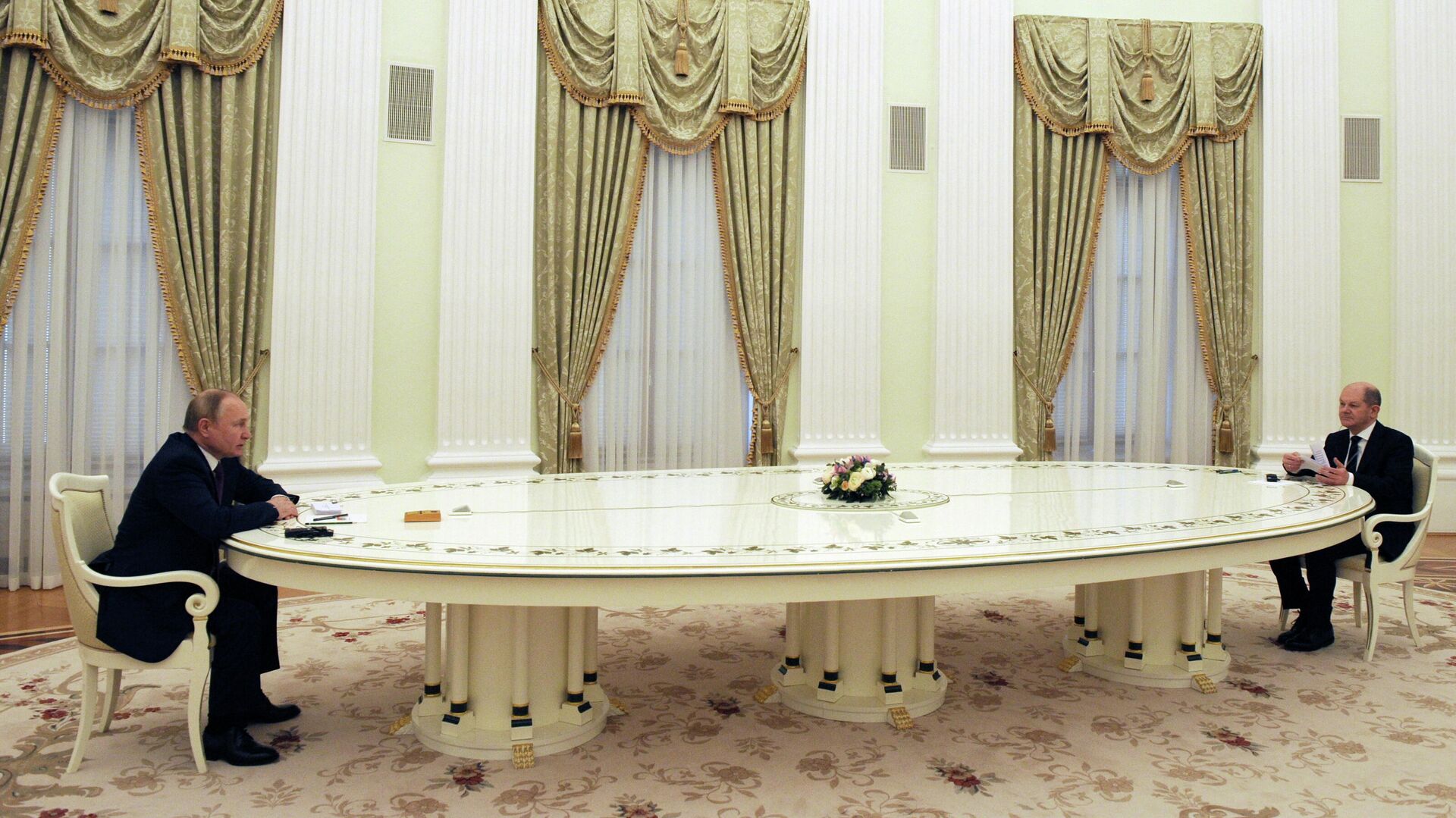 Президент РФ Владимир Путин во время встречи в Кремле с федеральным канцлером Германии Олафом Шольцем - Sputnik Азербайджан, 1920, 15.02.2022