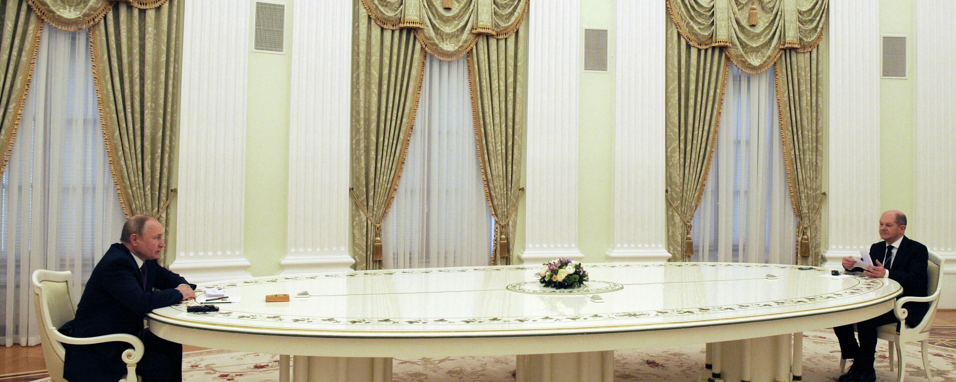 Президент РФ Владимир Путин во время встречи в Кремле с федеральным канцлером Германии Олафом Шольцем - Sputnik Azərbaycan, 1920, 20.02.2022
