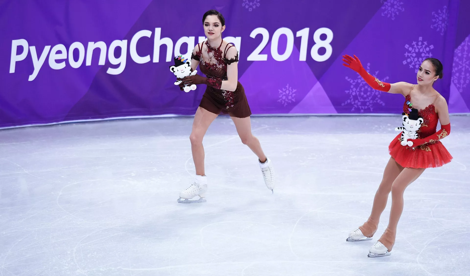 Призеры женского одиночного катания в соревнованиях по фигурному катанию на XXIII зимних Олимпийских играх (слева направо): Евгения Медведева (Россия) - серебряная медаль и Алина Загитова (Россия) - золотая медаль Призеры женского одиночного катания в соревнованиях по фигурному катанию на XXIII зимних Олимпийских играх (слева направо): Евгения Медведева (Россия) - серебряная медаль и Алина Загитова (Россия) - золотая медаль - Sputnik Азербайджан, 1920, 16.02.2022