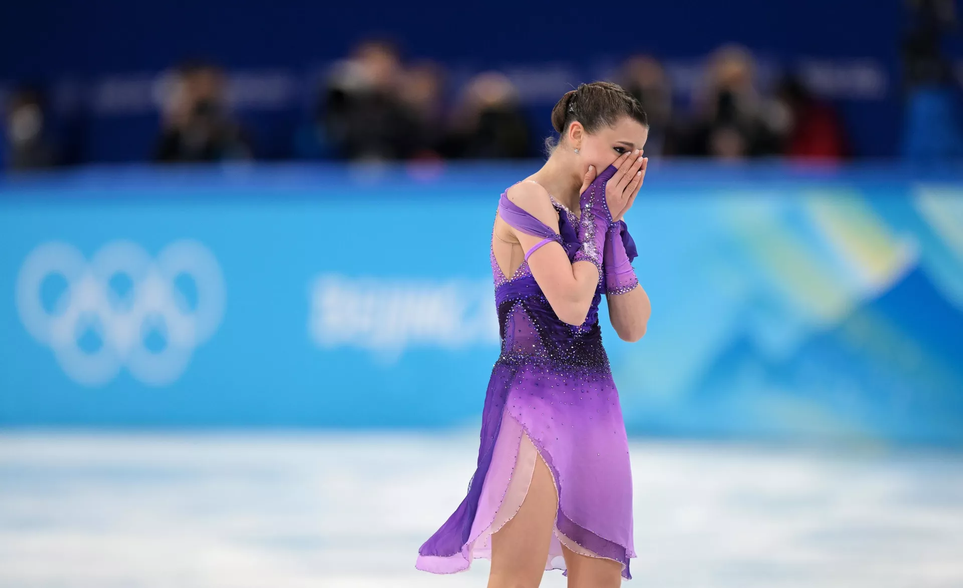 Российская спортсменка, член сборной России (команда ОКР) Камила Валиева после проката с короткой программой в женском одиночном катании командных соревнований по фигурному катанию на XXIV зимних Олимпийских играх в Пекине Российская спортсменка, член сборной России (команда ОКР) Камила Валиева после проката с короткой программой в женском одиночном катании командных соревнований по фигурному катанию на XXIV зимних Олимпийских играх в Пекине - Sputnik Азербайджан, 1920, 16.02.2022