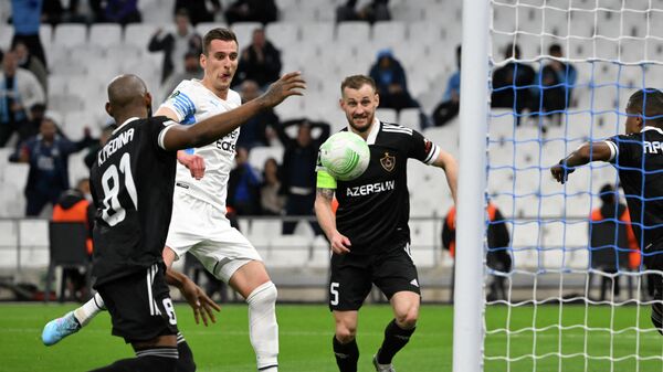 Игровой момент в матче стадии плей-офф Лиги конференций УЕФА между агдамским Карабахом и французским Марселем - Sputnik Azərbaycan