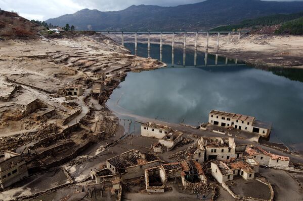 Затопленные руины бывшей деревни Асередо в Испании. - Sputnik Азербайджан