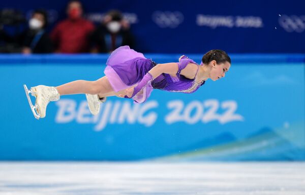 Российская спортсменк Камила Валиева на XXIV зимних Олимпийских играх в Пекине - Sputnik Азербайджан