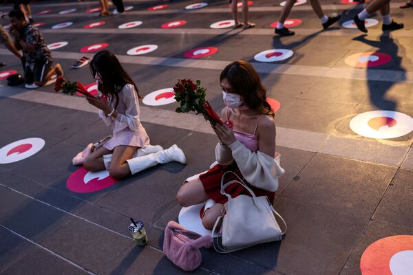 Коллективная молитва в святилище Тримурти, которое, как считается, приносит любовь, в День Святого Валентина в Бангкоке. - Sputnik Азербайджан