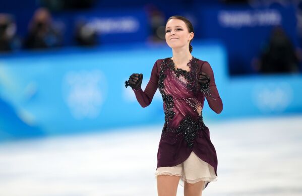 Российская спортсменка Анна Щербакова на XXIV зимних Олимпийских играх в Пекине - Sputnik Азербайджан
