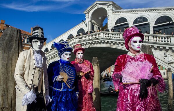 Участники Венецианского карнавала на улице Венеции. - Sputnik Азербайджан