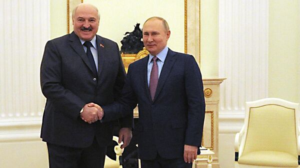 Aleksandr Lukaşenko və Vladimir Putin - Sputnik Azərbaycan